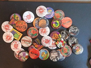 lot 1034 image: Halloween Buttons