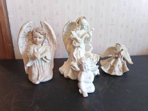 lot 1039 image: Angels figurines