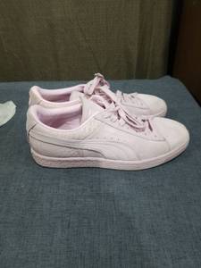 lot 2395 image: Puma Womens Suede Classic Emboss Casual Sneakers from Finish Line Size 8