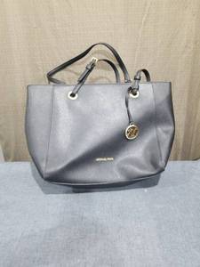 lot 2403 image: TRENDY FASHION PURSE