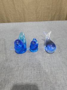 lot 2415 image: LOT OF 3 BLUE FIGURINES
