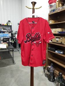 lot 2425 image: Chicago Bulls Baseball Jersey Red Button-Up Large
