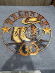 lot 2461 image: Welcome Wall Art Round Cowboy Hat Boots Horseshoe Rope Star Decor