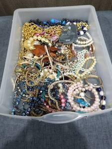 lot 2509 image: Lot of Costume Jewelry Beads Chains Bracelets Necklaces
