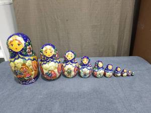 lot 2512 image: Nested Matryoshka Dolls 10-Piece Set Blue Hand-Painted