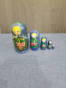 lot 2513 image: Nesting Dolls Set 5 Pieces Blue Hand Painted Floral Design
