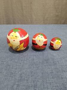 lot 2514 image: Santa Claus Nesting Dolls Set of 3