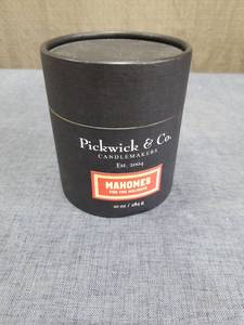 lot 2549 image: Pickwick & Co Candlemakers Mahomes For The Holidays 10 oz Scented Candle