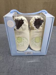 lot 2552 image: Infant Boys Robeez Seeing Double Crib Shoe, Size 6-12 months - Beige