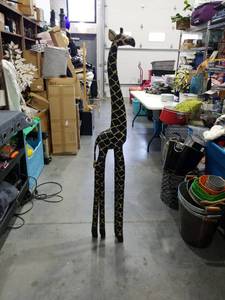 lot 2553 image: Giraffe Decorative Figurine Tall Standing Posture