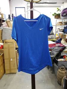 lot 2589 image: Nike Dri-Fit V-Neck T-Shirt XL Blue