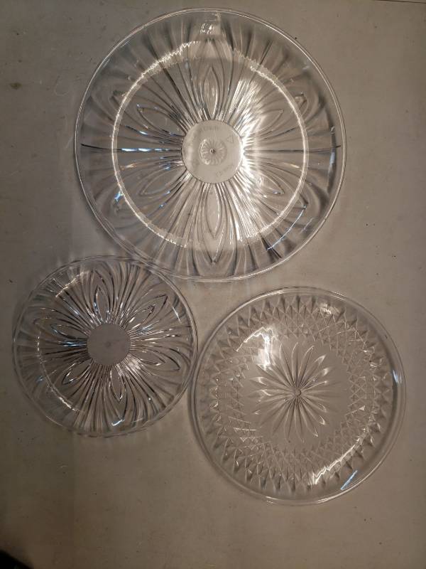lot 17238 image: Plastic Serving Plates Set of 3 - Retail $18
