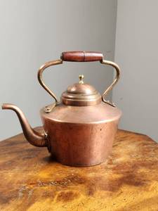 lot 104 image: Vintage Bongusto Italy Copper Tea Kettle with Wood Handle & Lid