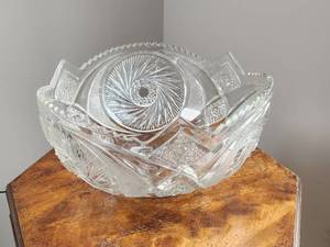 lot 105 image: Large Vintage Heavy Pressed Glass Centerpiece Bowl  Brilliant Cut Style Fruit Bowl