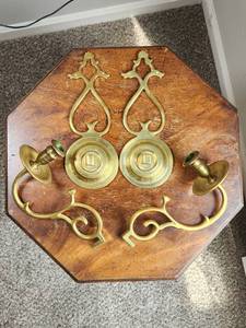 lot 108 image: Pair Virginia Metalcrafters Williamsburg Restoration Solid Brass Wall Sconces
