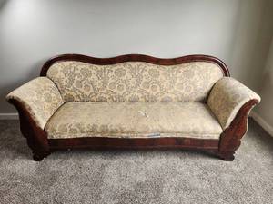 lot 122 image: Antique Victorian Mahogany Serpentine Sofa