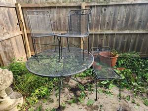 lot 144 image: Vintage Mid-Century Style Mesh Wrought Iron Patio Dining Set
