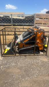 lot 744 image: LandHonor Mini Skid Steer Loader LHR-HT380Q1 23 Hp 1100 kg