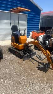 lot 746 image: LandHonor Mini Excavator LHR-ME10X1 13Hp 1800LBS 0.196yd�