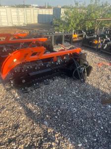 lot 606 image: Captok ck-39x trencher mini skid