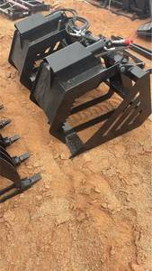 lot 524 image: Captok CK-HWG72 72-inch Hydraulic Hollow-Frame Wood Grabber Skid Steer Attachment