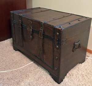 lot 916 image: Trunk 18 x 28 x 17 in (located in basement)