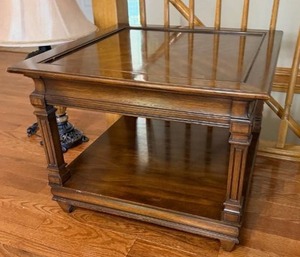 lot 917 image: Square end table 21 x 27 x 27 in