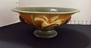 lot 1001 image: Roseville pottery white rose footed bowl