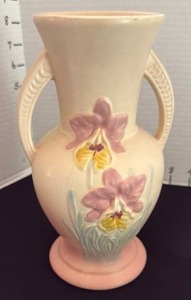 lot 1002 image: Hull pottery orchid vase
