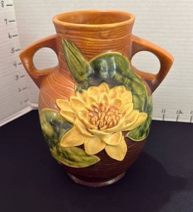 lot 1003 image: Roseville pottery water lily vase