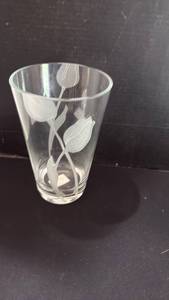 lot 1020 image: Tulip vase
