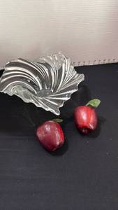 lot 1043 image: Crystal bowl with faux apples