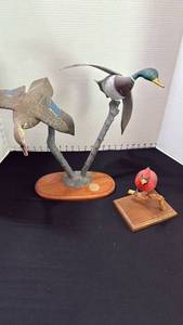 lot 1045 image: Ducks Unlimited decor and red cardinal