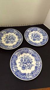 lot 1048 image: Blue and white decorative plates