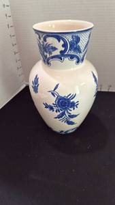 lot 1049 image: Tiffany Delft vase
