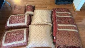 lot 1093 image: Queen Comforter Set with Pillows and Bed Skirt