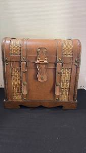 lot 1100 image: Wooden Trunk