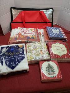 lot 1209 image: Assorted napkins and insulated bag.