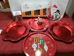 lot 1211 image: Clear plastic cutlery and holiday serving plates