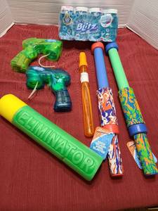 lot 1215 image: Toys, pool blasters, bubbles,  bubble guns and wand