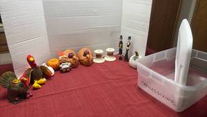 lot 1229 image: Thanksgiving Decor and Sterilite Tub with Lid