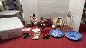 lot 1230 image: Christmas Decor and Sterilite Tub with Lid