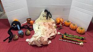 lot 1231 image: Halloween Decor