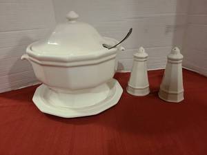 lot 2005 image: Pfaltzgraff soup tureen with ladle and platter, plus salt and pepper shakers.