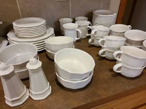 lot 2006 image: Pfaltzgraff dinnerware, total of 51 pieces,  ring your own packing