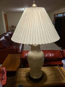 lot 2036 image: Table lamp, 33in tall