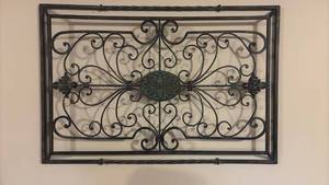 lot 2048 image: Metal Wall Decor 24x36in