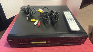 lot 2069 image: Sony 5-Disc DVDCD Changer Precision Cinema Progressive, DVP NC665P with remote