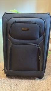 lot 2106 image: Kenneth Cole Reaction Suitcase 4 Wheels