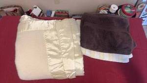 lot 2112 image: FullQueen Blanket and 2 XL Bath Towels
